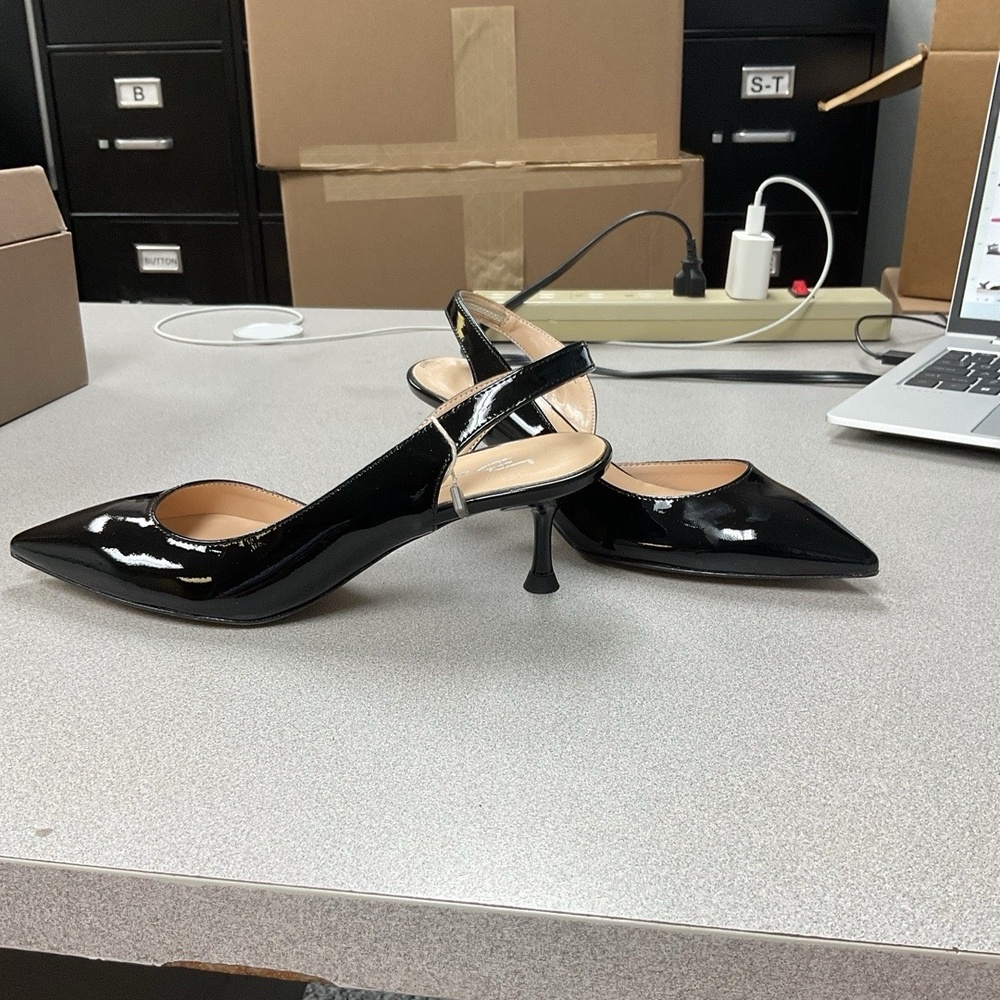 NWT Bianca Di Womens Size 36 Black Pointed Toe Slingback Kitten Heels Glossy - Picture 2 of 4